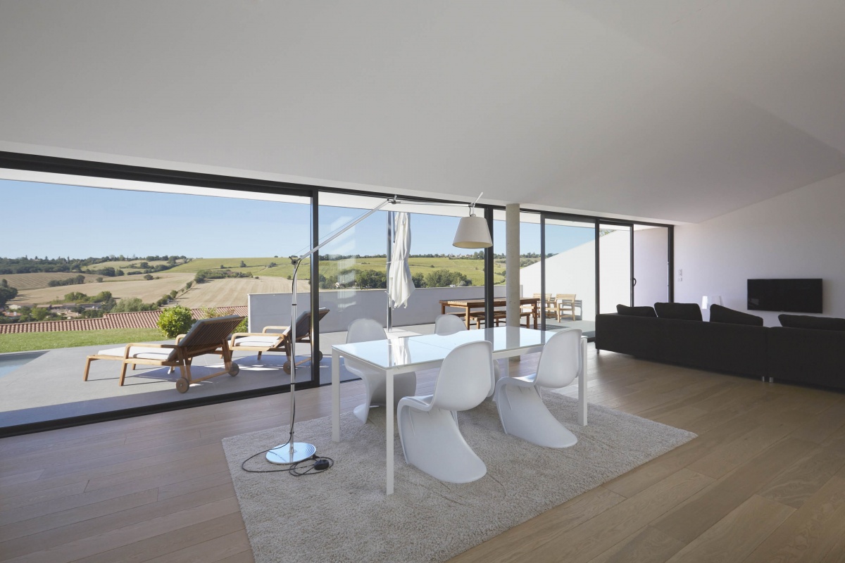 Villa VUA : atelier-cc-architecte-toulouse-maison-coteaux-moderne-contemporaine-baie-vitree-deco-parquet-design-panton