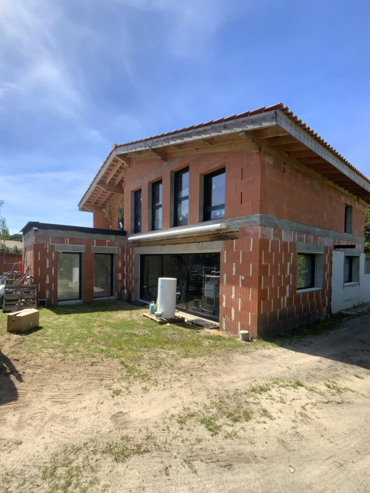 Sur�l�vation et extension d'une maison individuelle � Cestas pr�s de Bordeaux : surelevation-maison-architecte-bordeaux-facade-jardin-chantier