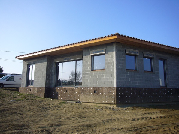 Maison bioclimatique G (31) : toiture et menuiseries