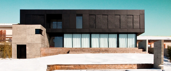 Maison Noire (de bton et d'acier) - Maison rsolument contemporaine au coeur de Lauzerville (31) : facade sud