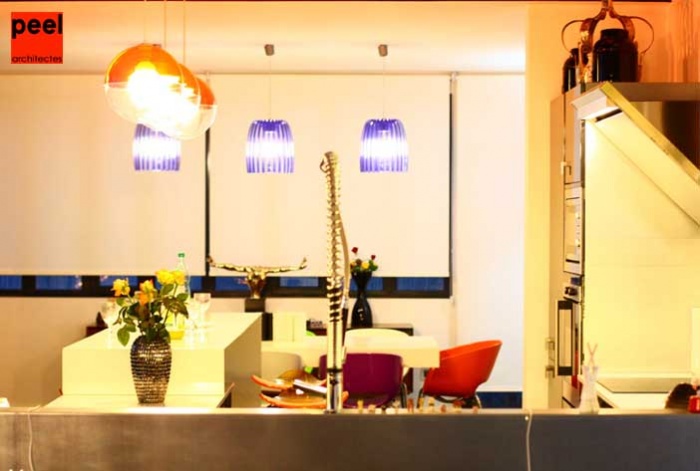 Loft Noir et Blanc : cuisine, bar, et salle  manger