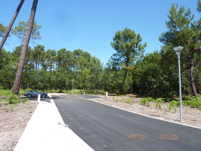 Maison contemporaine sur le bassin : Terrain