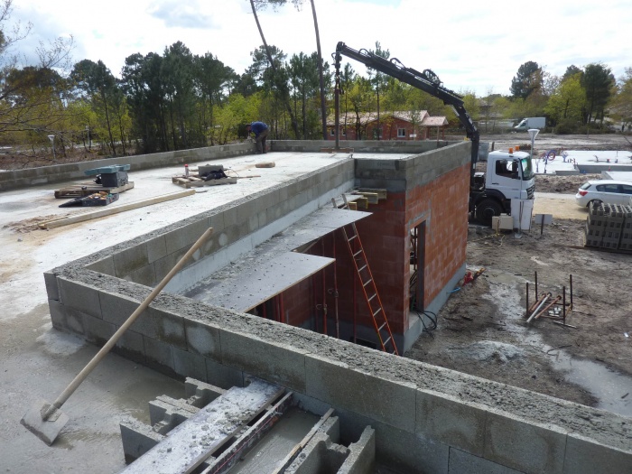 Maison contemporaine sur le bassin : Acrotres